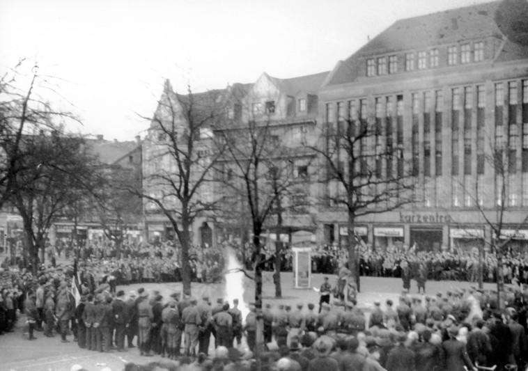 Bücherverbrennung auf dem Platz vor dem Amtshaus in Dortmund-Aplerbeck