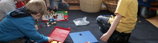 Kinder mit Lego und anderem Spielzeug