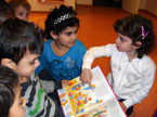 Kinder schauen gemeinsam ein Buch an
