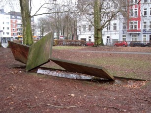 Ansgar Nierhoff: Stahl-Skulptur
